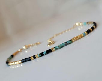 Fijne armband met zwarte en blauwe kralen — Discreet vrouwelijk sieraad | Chique minimalistische stijl