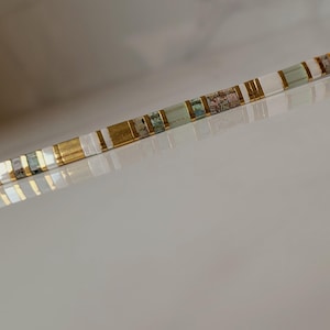 Pulsera ajustable Miyuki Tila para mujer — Cuentas japonesas verdes, blancas y doradas | Joyería hecha a mano imagen 4