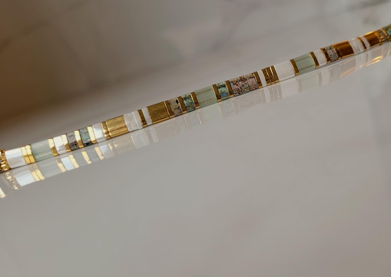 Pulsera ajustable Miyuki Tila para mujer — Cuentas japonesas verdes, blancas y doradas | Joyería hecha a mano imagen 4
