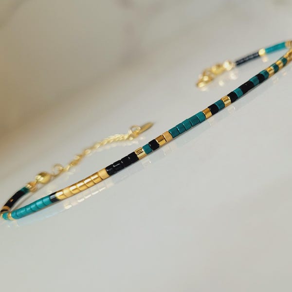 Delicate bracelet in black and peacock blue seed beads | Modern and minimalist jewelry for women