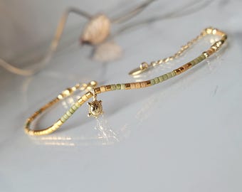 Pulsera fina para mujer — Pulsera ligera de cuentas verdes y doradas | Estilo minimalista con dije