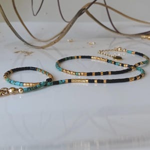 Collier fin en perles noires et bleues — Bijou ras de cou féminin | Style minimaliste chic