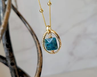 Collana con ciondolo in pietra naturale, lunga catena satellitare, ciondolo in apatite, gioiello con pietra di apatite blu