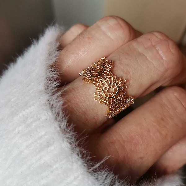 Großer verstellbarer filigraner Ring, vergoldeter Ring mit 24 Karat Feingold, schicker goldener Fancy-Ring