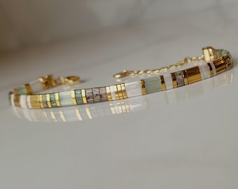 Pulsera ajustable Miyuki Tila para mujer — Cuentas japonesas verdes, blancas y doradas | Joyería hecha a mano