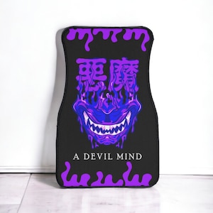 Könnte beinhalten: Lila und blauer Autofußmatten mit einem tropfenden Design und einem japanischen Schriftzeichen für "Dämon" in der Mitte. Der Text "A Devil Mind" befindet sich unter dem Design.
