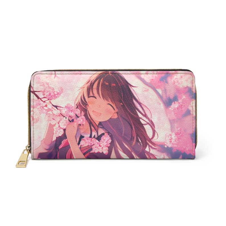 Puede incluir: Una cartera con cremallera rosa y blanca con una ilustraci&oacute;n colorida de una chica con el pelo largo y casta&ntilde;o sonriendo y sosteniendo flores rosas. El fondo es de estilo acuarela rosa y blanco.