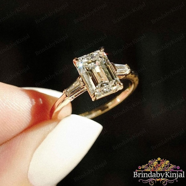 Anillo de compromiso de moissanita talla esmeralda de tres piedras, anillo de boda solitario de moissanita, anillo de aniversario con talla baguette y corte lateral cónico esmeralda.