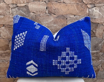 Oreiller kilim marocain fait main : coussin berbère en laine (60 cm x 40 cm)