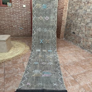 Runner in seta di cactus marocchino, tappeto, colori di illuminazione naturale, motivi tribali, berberi tessuti a mano dalle montagne dell'Atlante in Marocco