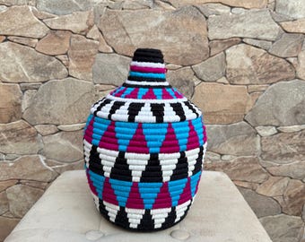 Cesta bereber tejida colorida con tapa: decoración étnica marroquí