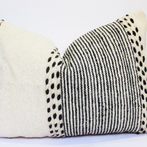 Peut inclure: Coussin de décoration rayé blanc et noir avec une bordure à pois noirs et blancs.