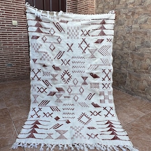 Handmade Moroccan Berber Wool Rug: Bohemian Kilim Floor Rug (66.14 x 39.37 inches)
