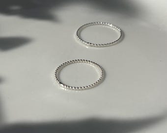 Verfijnde ring van sterling zilver met kralen • Minimalistische stapelring