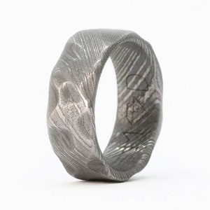 Men&#39;s Wedding Band, Grey Color Band, Damascus Steel 100% durable, Hammered Ring