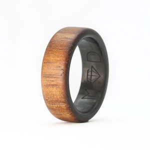 Koa Wood & Carbon Fiber Men&#39;s Wedding Band
