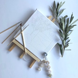Pode incluir: Um kit de pintura por n&uacute;meros com um vaso com um ramo de oliveira. O kit inclui uma tela, potes de tinta numerados de 1 a 7 e tr&ecirc;s pinc&eacute;is.