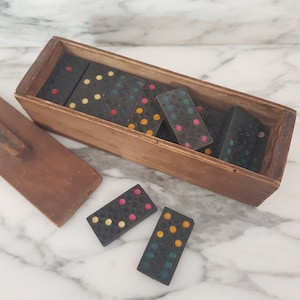 Dominó antiguo con colores raros en caja de madera - Juego completo de 28 fichas