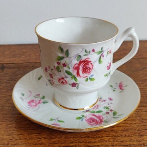 Kleine Teetasse mit Untertasse aus Porzellan, Crown Staffordshire England, rosa Rosen, Goldrand