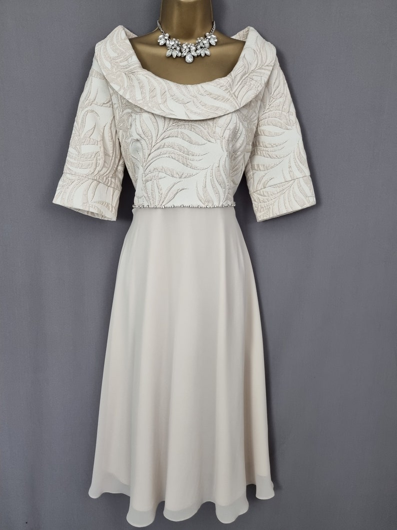 Mother of the bride / Groom dress from designer Lizabella is in a beautiful Champagne gold colour,

Signature dresses has selected this piece as a perfect item for a wedding, christening, or any special event.