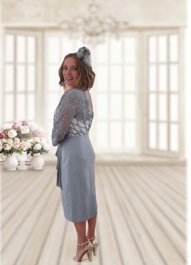 Rosa Clara Mother of the Bride cocktail dress in crepe sateen with lace on the bodice. Round neckline with three-quarter sleeves and beaded brooch at the waist.
Suitable for Mother of the Bride, Mother of the Groom,