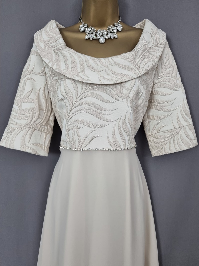 Mother of the bride / Groom dress from designer Lizabella is in a beautiful Champagne gold colour,

Signature dresses has selected this piece as a perfect item for a wedding, christening, or any special event.