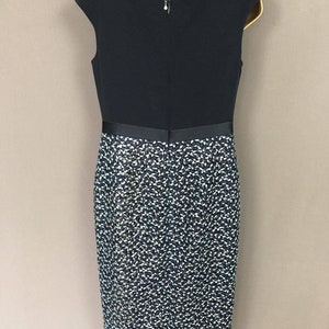 The Ronald Joyce designer Veni Infantino Dress in navy is a stunning two-piece outfit that will make you look effortlessly elegant.