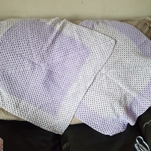 Manta de cochecito de bebé lila y blanca