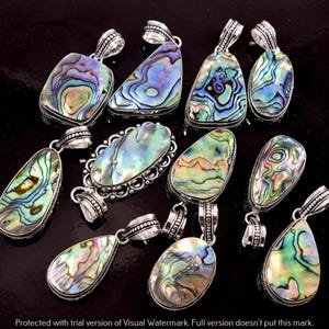 Könnte beinhalten: Eine Sammlung von Anhängern aus schillerndem Abalone-Muschelmaterial in verschiedenen Formen, darunter Tropfen und Ovale. Jeder Anhänger ist in einem silberfarbenen Metallrahmen mit einer dekorativen Öse für eine Halskette gefasst.