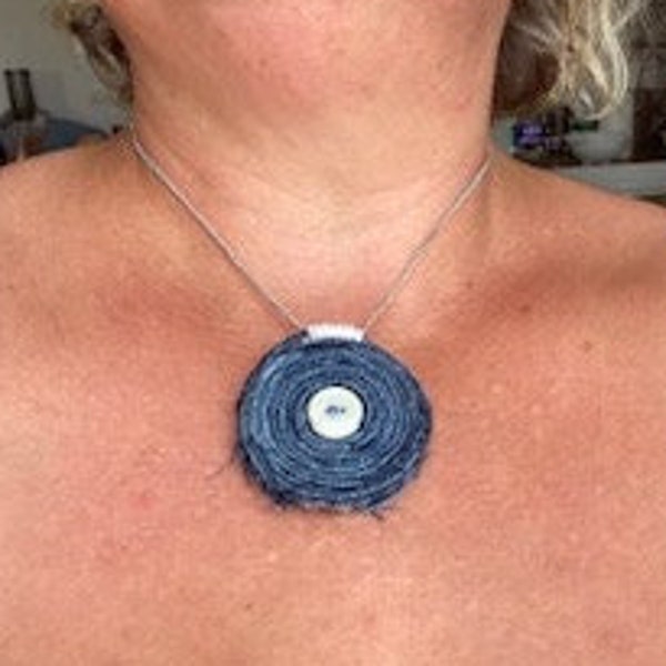 Collier en jean recyclé