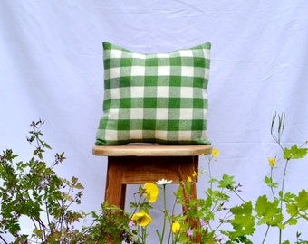 Grünes Vichykaro-Kissen handgewebt aus Lambswool, perfekt für Frühling und Sommer Wohndekor