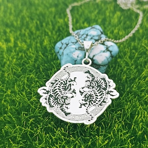 Collar Yin Yang de tigre hecho a medida con nombre, joyería Yin Yang de equilibrio, collar con nombre Yin Yang de plata de ley 925