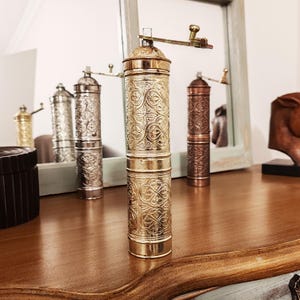 Salt- och pepparkvarn i mässing, handgjord traditionell turkisk kaffekvarn, salt- och pepparkvarn i mässing, kaffekvarn i mässing, inflyttningspresent Guld