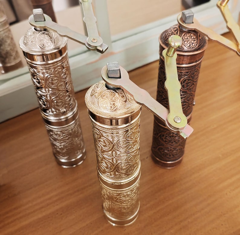 Salt- och pepparkvarn i mässing, handgjord traditionell turkisk kaffekvarn, salt- och pepparkvarn i mässing, kaffekvarn i mässing, inflyttningspresent bild 5
