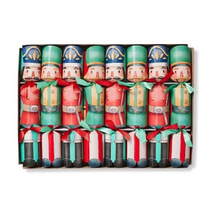 Puede incluir: Un conjunto de ocho crackers navideños con un diseño de cascanueces. Los crackers son rojos, verdes y blancos con detalles dorados. Cada cracker tiene un personaje de cascanueces diferente.