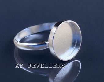 Anel com engaste redondo em prata de lei 925, ideal para artesanato em resina e lembrancinhas.