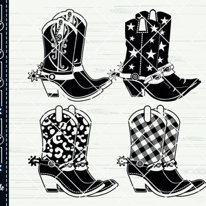 K&ouml;nnte beinhalten: Vier Paar schwarze Cowboy-Stiefel mit verschiedenen Mustern. Die Stiefel haben eine spitze Zehenpartie und einen Sporen an der R&uuml;ckseite. Die Muster umfassen Sterne, Leopardenmuster und Karomuster.