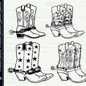 K&ouml;nnte beinhalten: Vier Paar schwarze Cowboy-Stiefel mit verschiedenen Designs. Die Stiefel haben eine spitze Zehenpartie und einen Sporen an der Ferse. Die Designs beinhalten Sterne, Blumen und eine W&uuml;stenlandschaft.