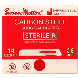以下が含まれることがあります： スワン・モートン社の炭素鋼製外科用メスの赤い箱。箱には「CARBON STEEL SURGICAL BLADES STERILE R」と「SINGLE USE」の文字が記載されています。メスはガンマ線照射により滅菌されています。