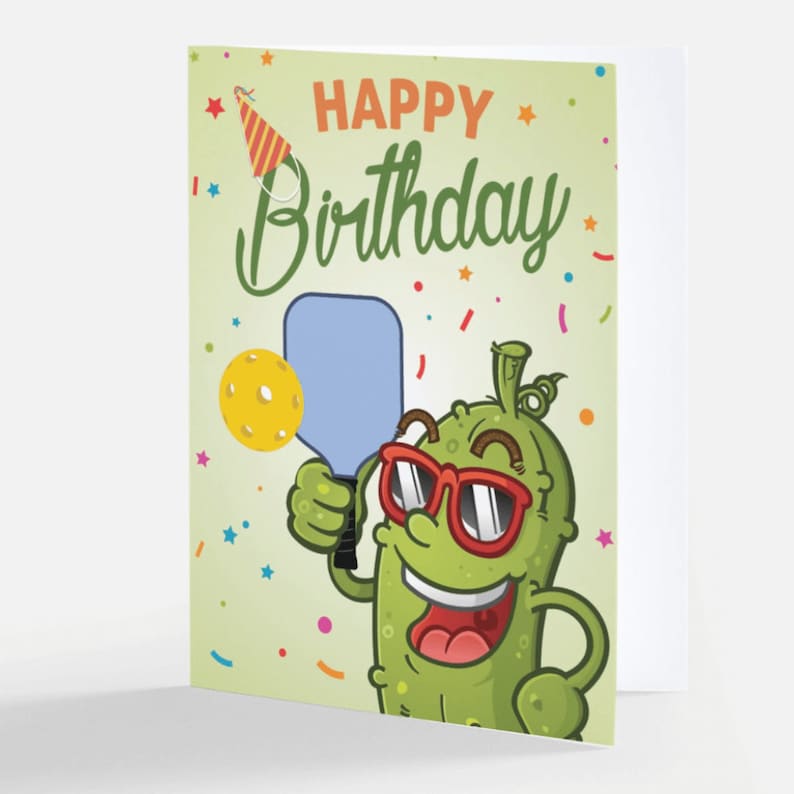 K&ouml;nnte beinhalten: Eine gr&uuml;ne Gurke mit Sonnenbrille und einer Partym&uuml;tze h&auml;lt einen blauen Pickleball-Schl&auml;ger. Der Hintergrund ist gr&uuml;n mit Konfetti und Sternen. Der Text "Happy Birthday" ist in Gr&uuml;n und Wei&szlig; geschrieben.