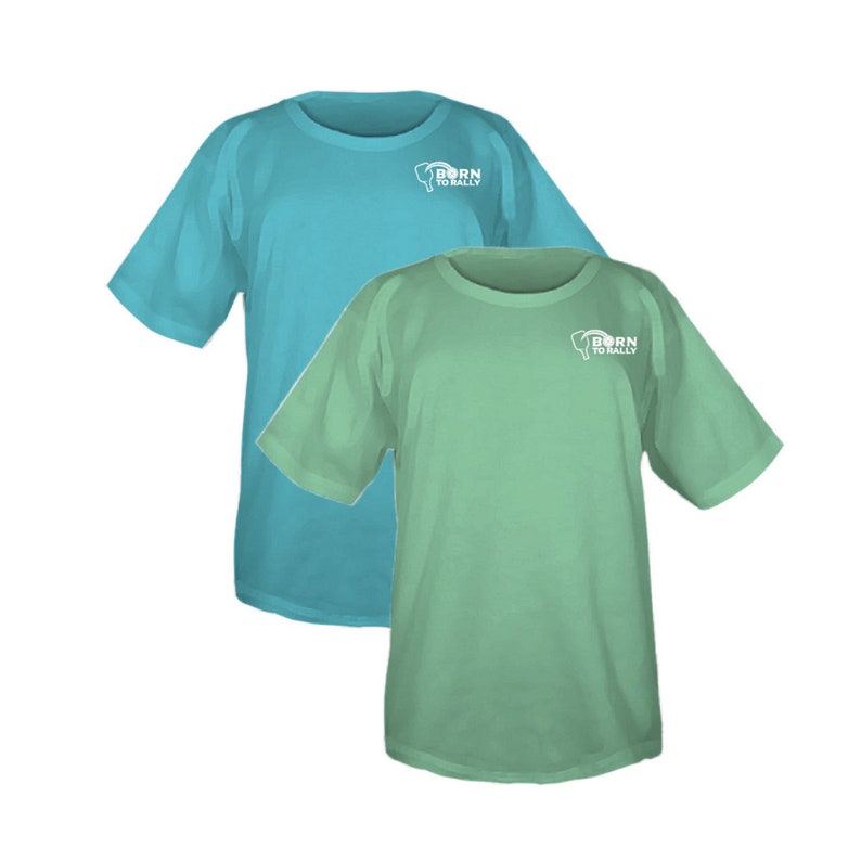 K&ouml;nnte beinhalten: Zwei T-Shirts, eines t&uuml;rkisblau und eines gr&uuml;n, mit einem wei&szlig;en Logo, auf dem "Born to Rally" steht.