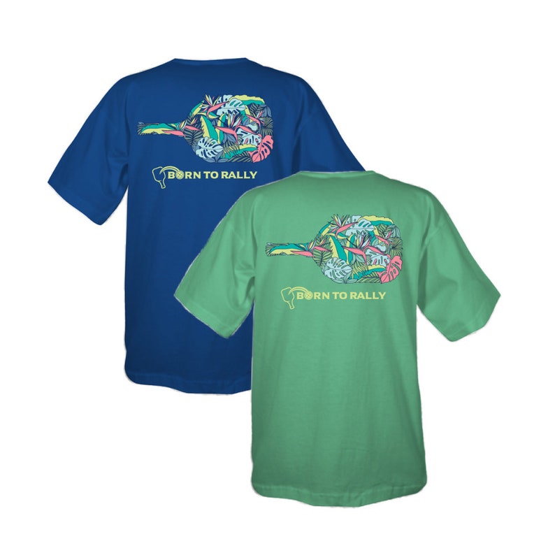 K&ouml;nnte beinhalten: Zwei T-Shirts mit einem tropischen Blattdesign auf der R&uuml;ckseite. Die Shirts sind blau und gr&uuml;n. Der Text "Born to Rally" ist auf der R&uuml;ckseite der Shirts aufgedruckt.