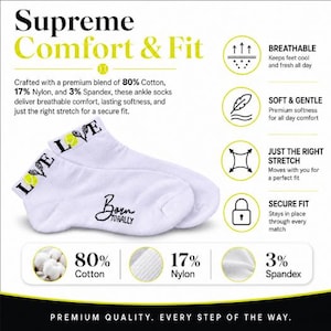 Puede incluir: Calcetines tobilleros blancos con gr&aacute;ficos de "LOVE" y pelotas de tenis. Fabricados con 80% algod&oacute;n, 17% nailon y 3% spandex. Son transpirables, suaves y ofrecen la elasticidad adecuada para un ajuste seguro.