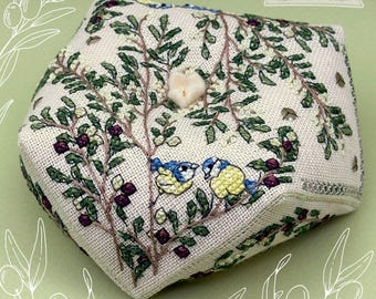 Biscornu de olivo • Patrón de costura de Faby Reilly