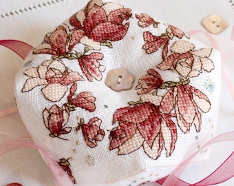 Magnolia Biscornu • Patrón de costura de Faby Reilly