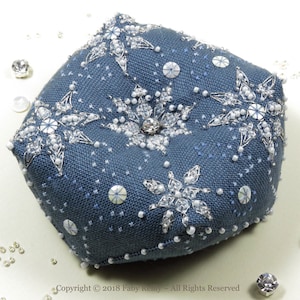 Lascia che nevichi Biscornu • schema PDF a punto croce