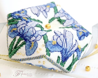 Patrón de costura de Faby Reilly: Blue Iris Biscornu