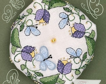 Corona de mariposas Biscornu • Patrón de costura de Faby Reilly