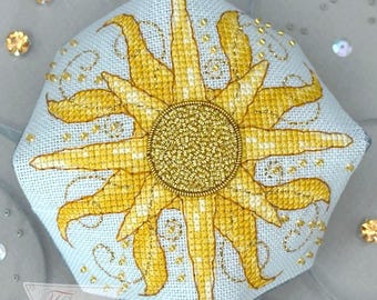 Sol y Luna Biscornu • Patrón de costura de Faby Reilly