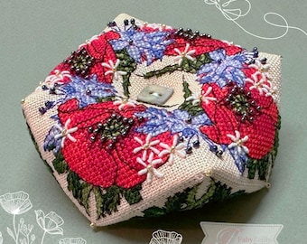 Biscornu de flores de campo • Patrón de costura de Faby Reilly